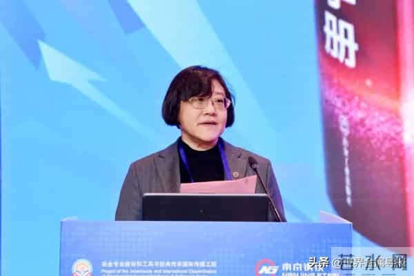 南钢主持编著的《中厚钢板装备手册》首发