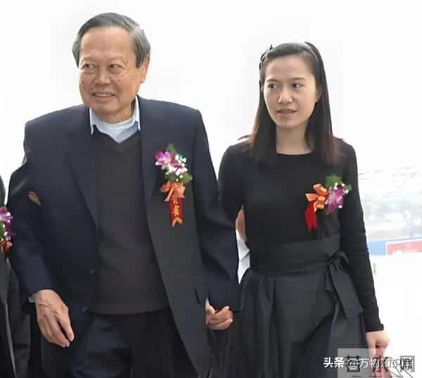 1995年,杨振宁和两位妻子的同框合影,翁帆19岁,青春靓丽