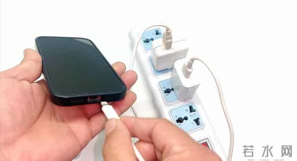 不管什么手机充电，切记不要这样充，不然手机离“报废”就不远了