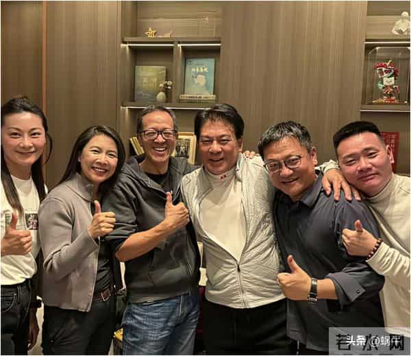 俞敏洪南极归来，与朱时茂、尹烨等大咖聚餐，吃平价席唱儿歌。