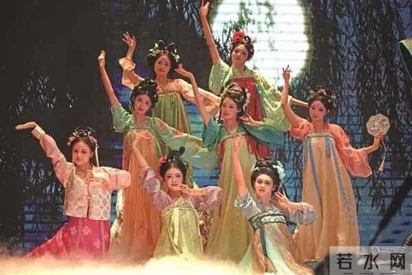 从“一姐”变身“团长”，3000万网红鼻祖，割舍不下直播经济