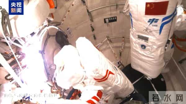 神二十一这次没修玻璃，只拍照！神舟二十号修玻璃的顺序是这样的