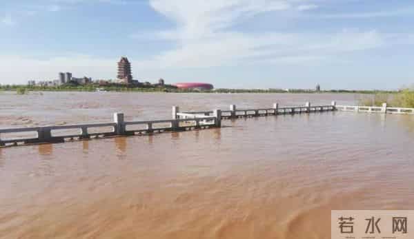 回顾：库布齐沙漠腹地出现了大面积的“冰河”，这些结冰的水到底是从哪里来的呢？其实是人为引入的黄河水