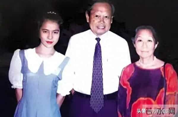 1995年,杨振宁和两位妻子的同框合影,翁帆19岁,青春靓丽