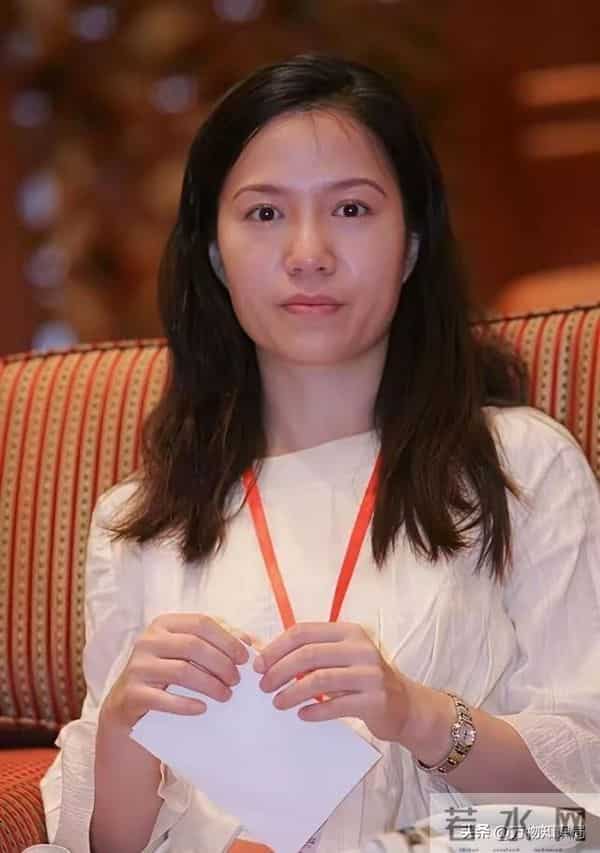 1995年,杨振宁和两位妻子的同框合影,翁帆19岁,青春靓丽