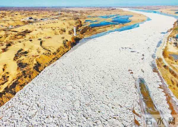 回顾：库布齐沙漠腹地出现了大面积的“冰河”，这些结冰的水到底是从哪里来的呢？其实是人为引入的黄河水