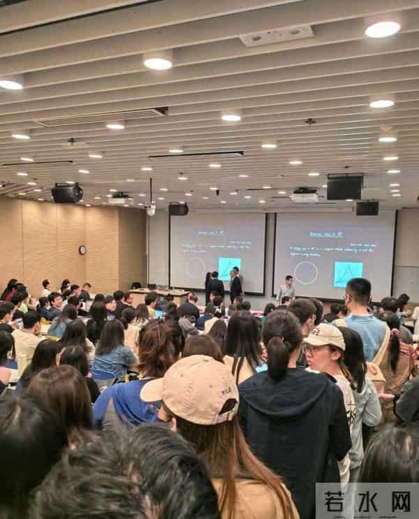 34岁数学家王虹在香港大学开讲座，现场用流利英语讲“挂谷猜想”，旁听学生：连过道都站满了人