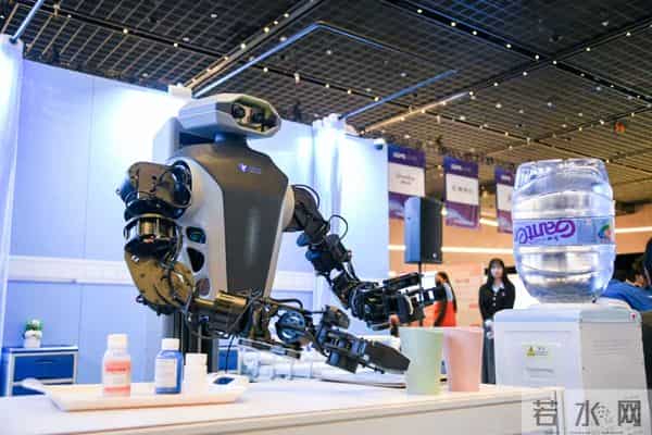 上海机器人“手、脚、脑”齐头并进，具身智能产业奔赴500亿