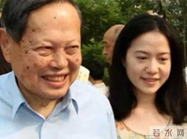 杨振宁追思会上，首次发声的翁帆，将"爷孙恋"的残酷展露无遗