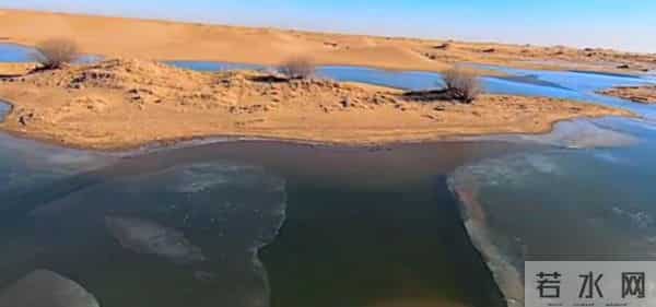 回顾：库布齐沙漠腹地出现了大面积的“冰河”，这些结冰的水到底是从哪里来的呢？其实是人为引入的黄河水