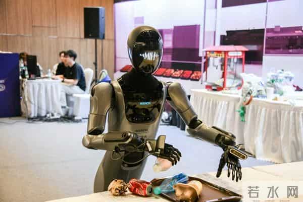 上海机器人“手、脚、脑”齐头并进，具身智能产业奔赴500亿