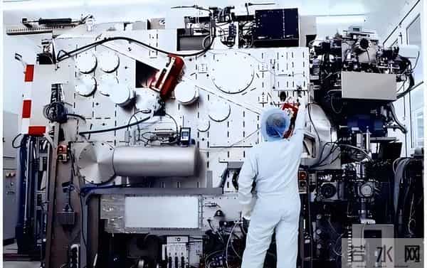 比原子弹还稀有，全世界仅有两个国家掌握，高端光刻机究竟有多难