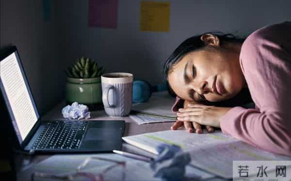 别再为PPT熬夜！国产AI工具让你专注内容，省出时间过周末