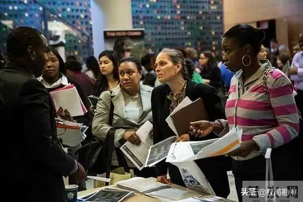 AI血洗美国白领！超5万人遭失业危机，中国AI趁机占领华尔街