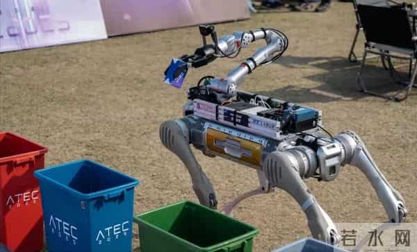 拿个水壶都卡壳！中国顶尖AI在真实世界面前，集体“翻车”了？