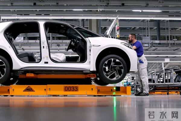 美媒惊呼，中国打出2张王牌后，美国落入下风，美企：川普要管管