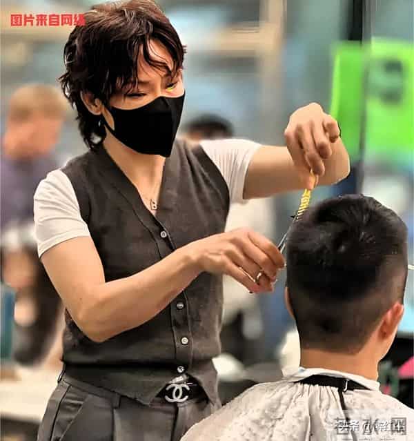 不挨电商冲击，理发店却撑不下去！背后真相，藏着所有实体店的痛