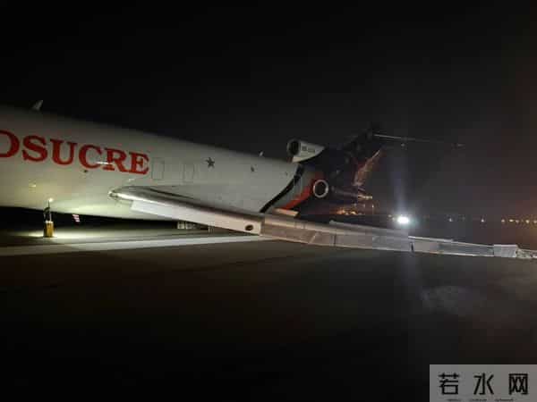 视频:起落架故障 机翼触地 火星四溅!