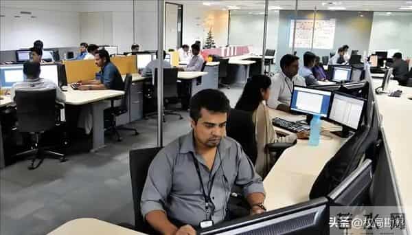 AI血洗美国白领！超5万人遭失业危机，中国AI趁机占领华尔街