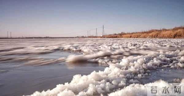 回顾：库布齐沙漠腹地出现了大面积的“冰河”，这些结冰的水到底是从哪里来的呢？其实是人为引入的黄河水