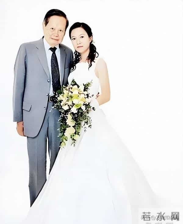 1995年,杨振宁和两位妻子的同框合影,翁帆19岁,青春靓丽