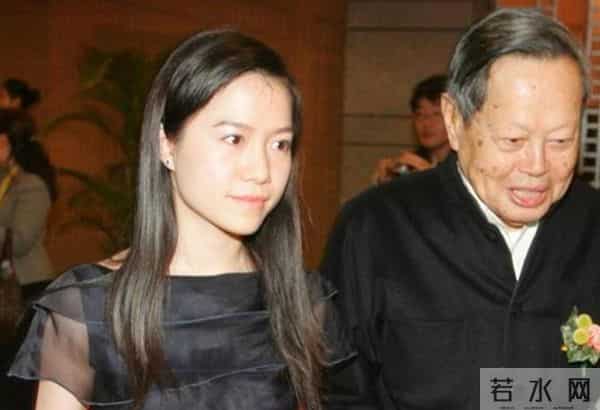 杨振宁追思会上，首次发声的翁帆，将"爷孙恋"的残酷展露无遗