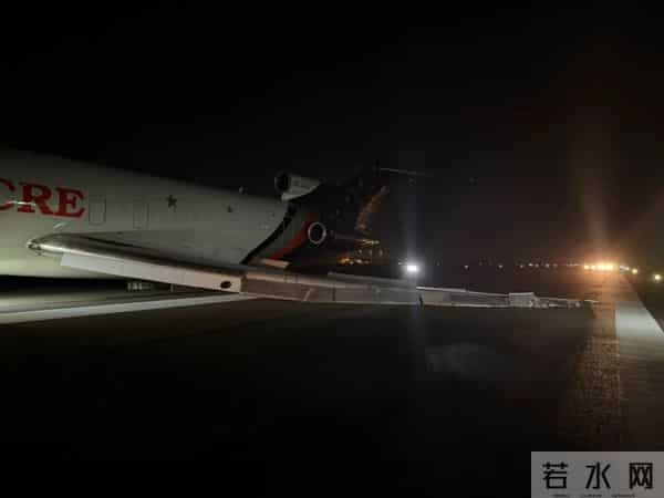 视频:起落架故障 机翼触地 火星四溅!