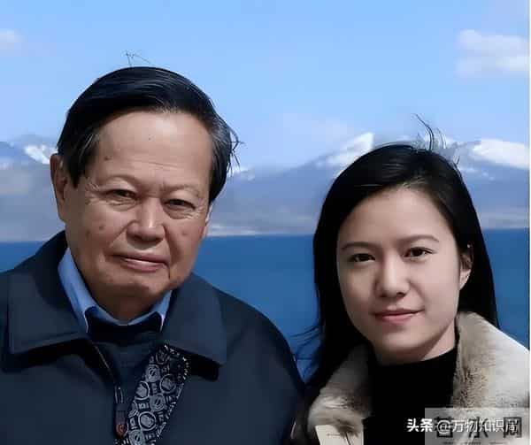 1995年,杨振宁和两位妻子的同框合影,翁帆19岁,青春靓丽