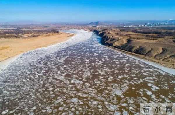 回顾：库布齐沙漠腹地出现了大面积的“冰河”，这些结冰的水到底是从哪里来的呢？其实是人为引入的黄河水