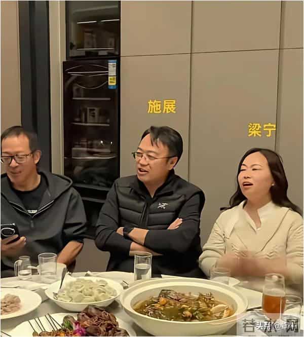 俞敏洪南极归来，与朱时茂、尹烨等大咖聚餐，吃平价席唱儿歌。