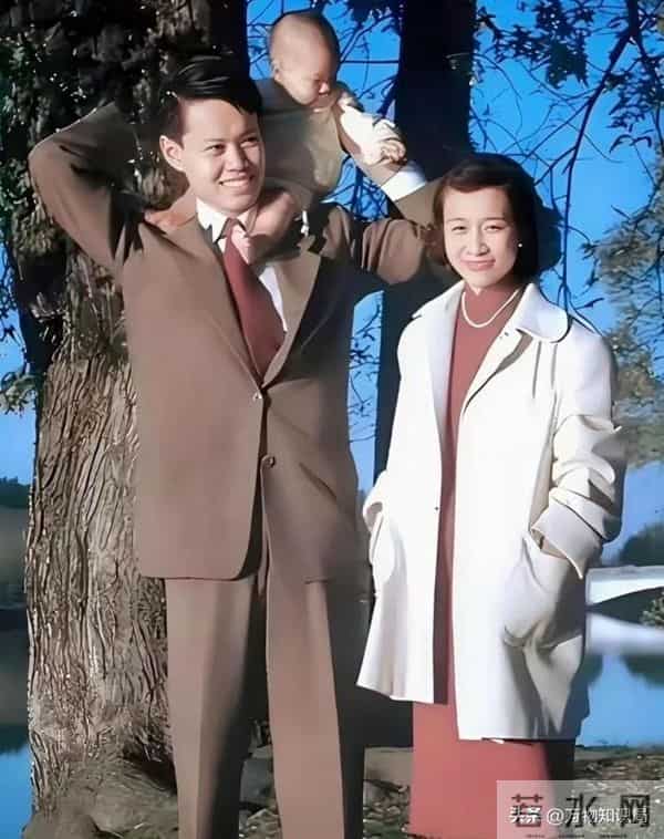 1995年,杨振宁和两位妻子的同框合影,翁帆19岁,青春靓丽