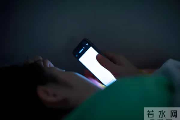 不管什么手机充电，切记不要这样充，不然手机离“报废”就不远了