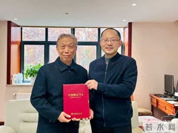 何多慧院士向中国科大捐赠一批珍贵档案资料