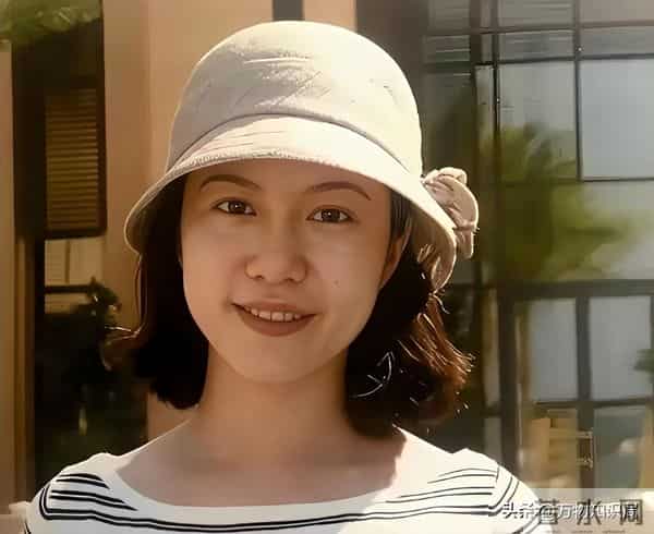 1995年,杨振宁和两位妻子的同框合影,翁帆19岁,青春靓丽