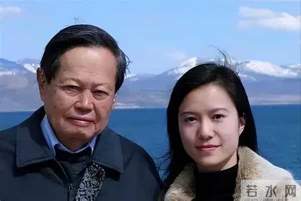 杨振宁追思会上，首次发声的翁帆，将"爷孙恋"的残酷展露无遗