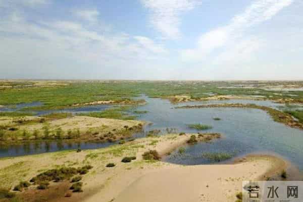 回顾：库布齐沙漠腹地出现了大面积的“冰河”，这些结冰的水到底是从哪里来的呢？其实是人为引入的黄河水