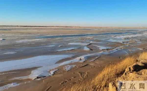 回顾：库布齐沙漠腹地出现了大面积的“冰河”，这些结冰的水到底是从哪里来的呢？其实是人为引入的黄河水