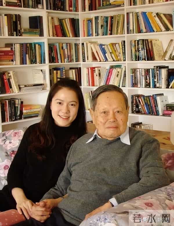 杨振宁离世一个多月，官媒揭开翁帆真实现状，杜致礼妹妹说得很对