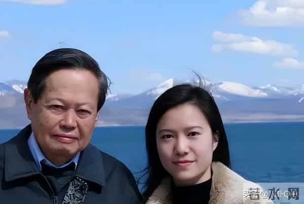 杨振宁离世一个多月，官媒揭开翁帆真实现状，杜致礼妹妹说得很对