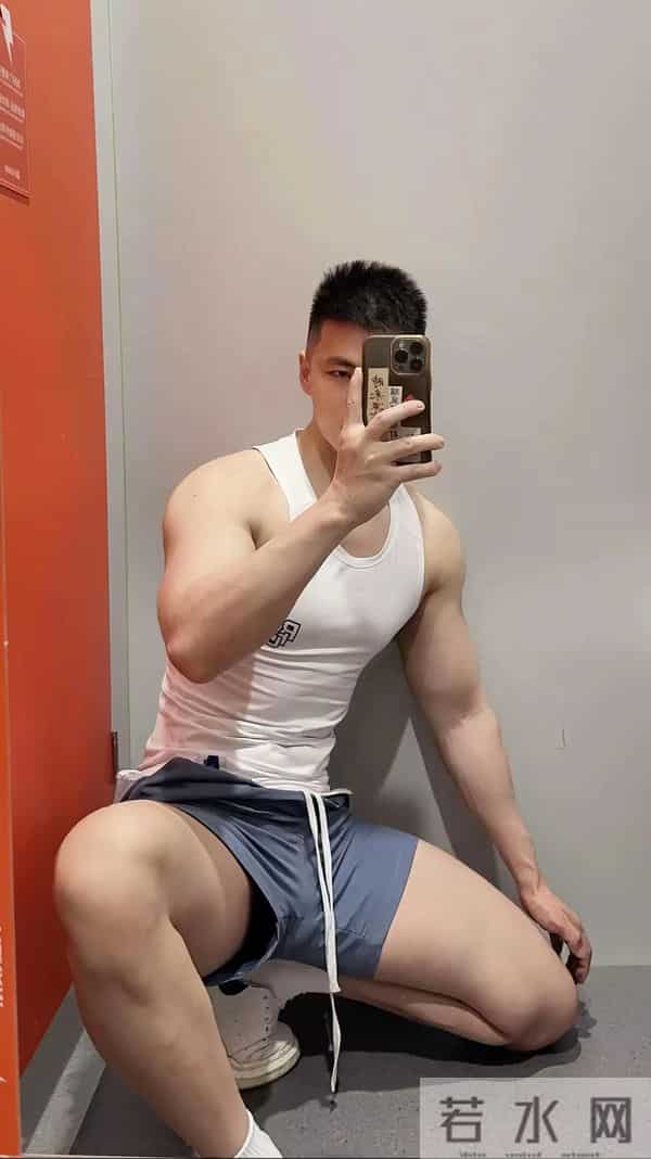 火车靠站时沈熙抓住我胳膊，那瞬间我不想离开了。