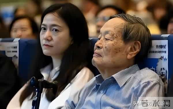 1995年,杨振宁和两位妻子的同框合影,翁帆19岁,青春靓丽