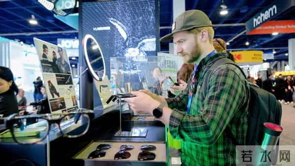 谷歌AI眼镜卷土重来！1000美元起售，硬刚对家苹果，谁当冤大头？