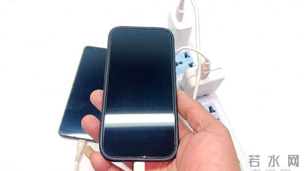 不管什么手机充电，切记不要这样充，不然手机离“报废”就不远了