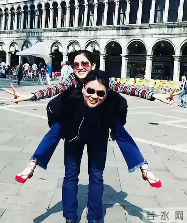 这会的刘强东三十八岁，章泽天十八岁，刚认识不久。