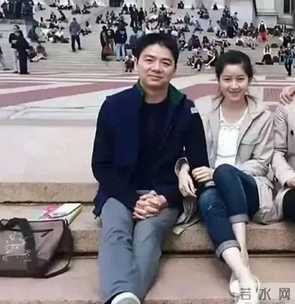 这会的刘强东三十八岁，章泽天十八岁，刚认识不久。