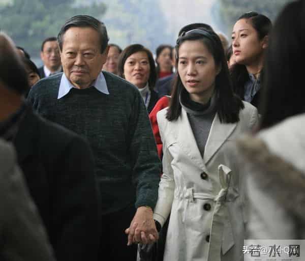 杨振宁离世一个多月，官媒揭开翁帆真实现状，杜致礼妹妹说得很对