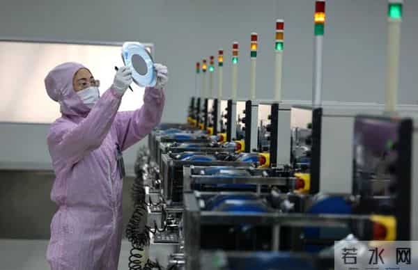 特朗普“大礼”砸向中国，黄仁勋冒火：美国做不了主，等中国拍板