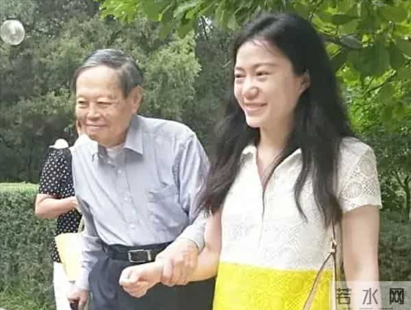 杨振宁追思会上，首次发声的翁帆，将"爷孙恋"的残酷展露无遗