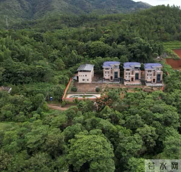 宅基地早就分好了，3个弟弟的房子已经拔地而起，可为何紧挨着父母的大哥迟迟没动工呢？