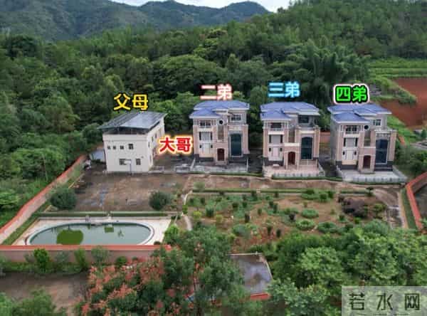 宅基地早就分好了，3个弟弟的房子已经拔地而起，可为何紧挨着父母的大哥迟迟没动工呢？